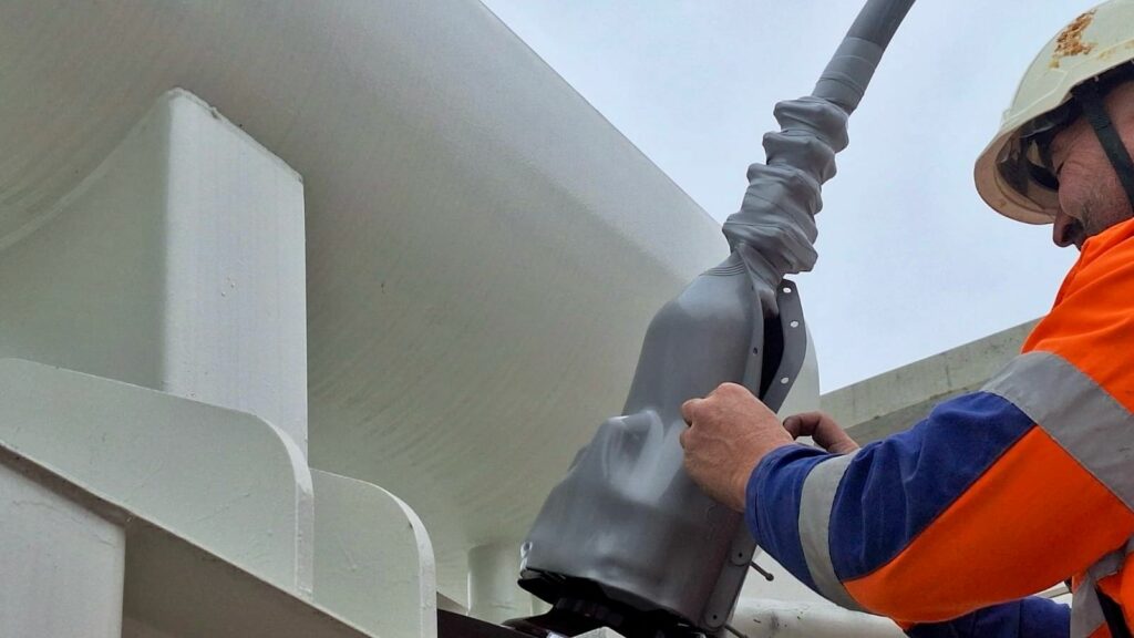 Protection E Cover MIDSUN de SYNERDIS s'auto referme et épouse naturellement le câble pour une isolation renforcée