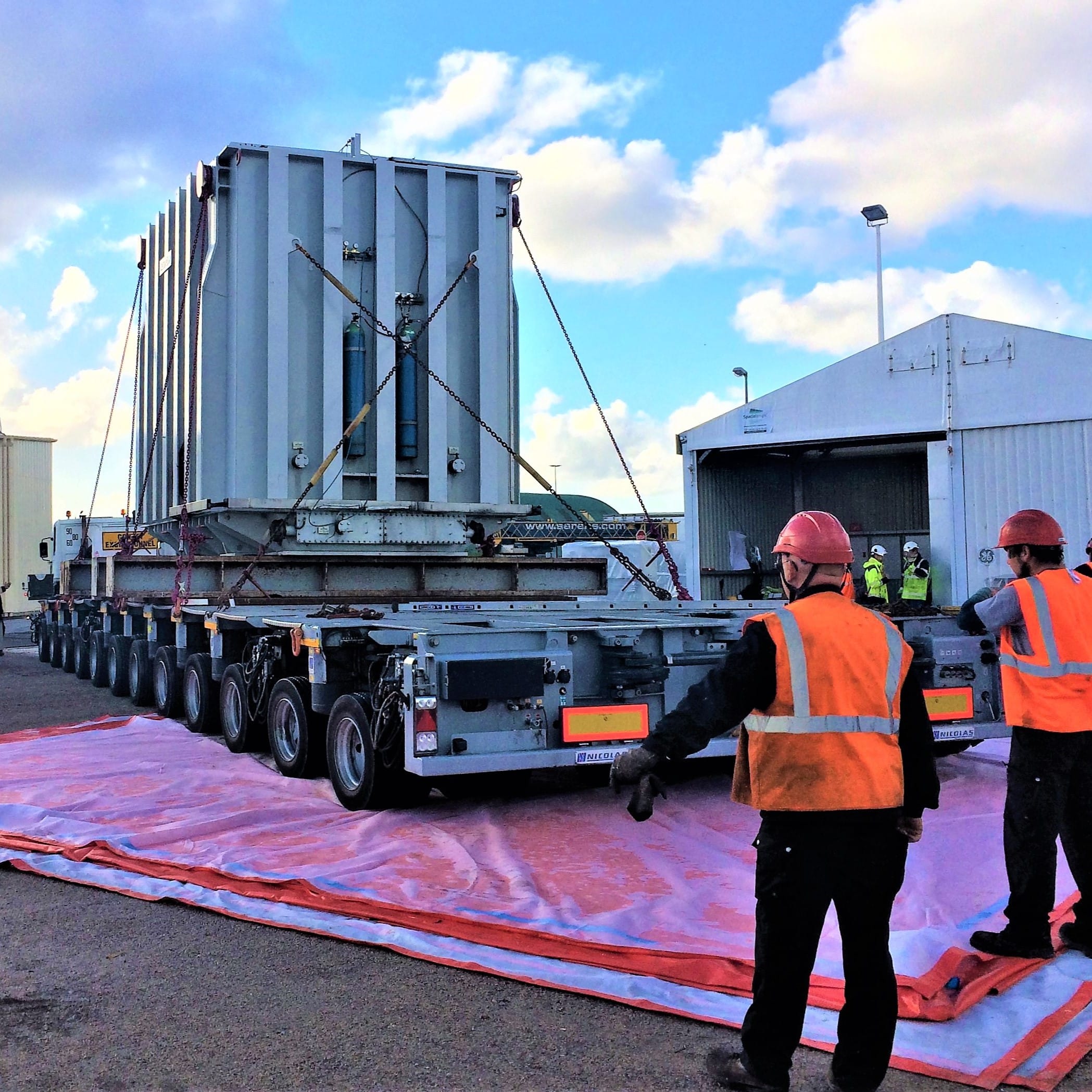 Installation par camion d’un transformateur électrique dans un bac de rétention temporaire TRFLEX REFOR 