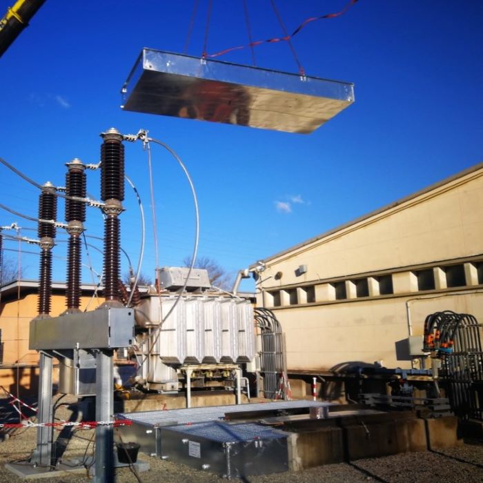 Instalación al aire libre de cubetos metálicos ERT-MODULO para la gestión de riesgos de grandes estaciones eléctricas.