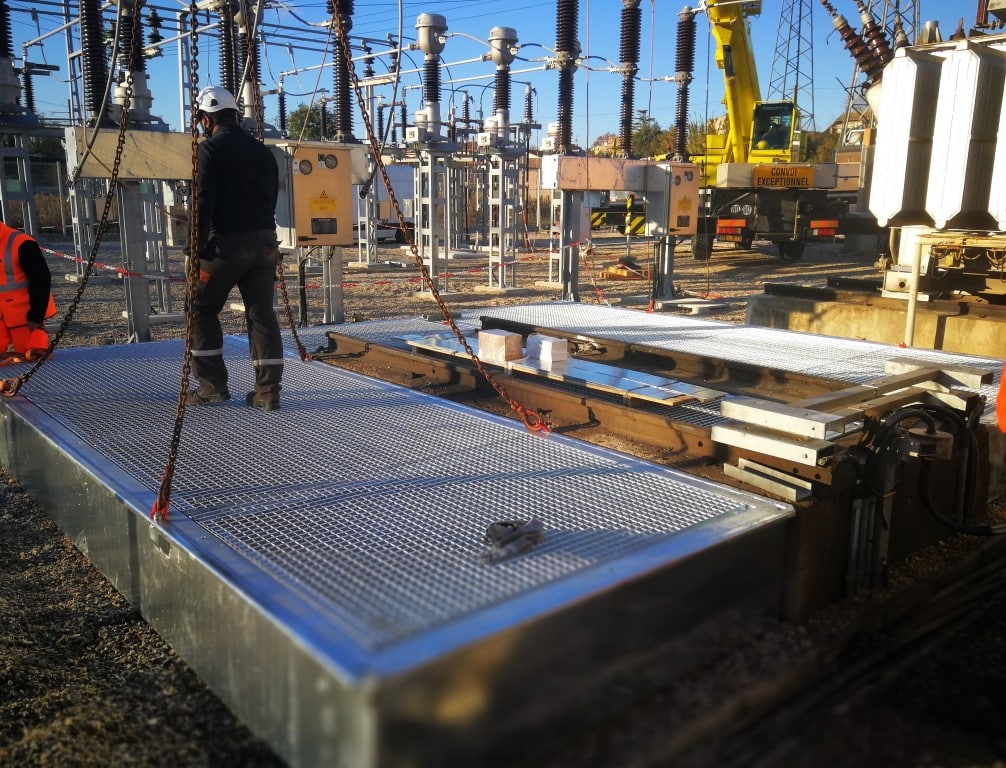 ERT MODULO cortafuegos de acero galvanizado en caliente y cubeto de rejilla para retención y gestión del riesgo de incendio del transformador.