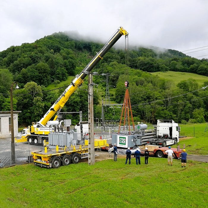 grutage transformateur électrique à huile kolektor etra sur chantier EDF