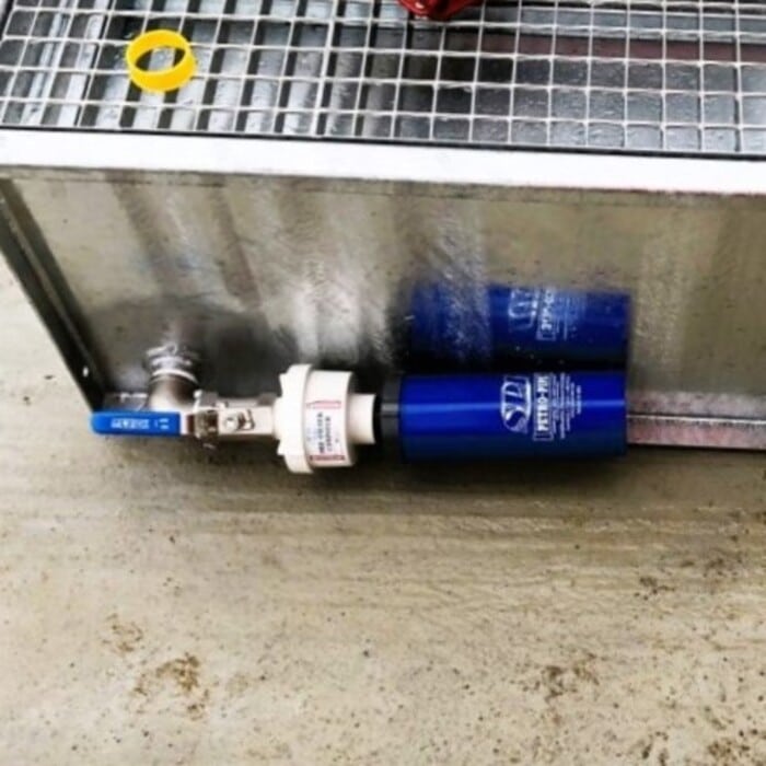 Kit di filtrazione SPI PETRO-PIT-410 montato su una vasca antincendio SANERGRID per la ritenzione dell'olio dielettrico.