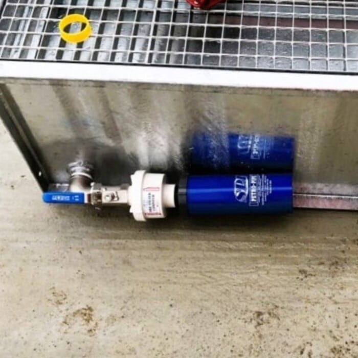 SPI PETRO-PIT-410 filtration kit mounted on SANERGRID extinguishing retention tank for draining dielectric oils.