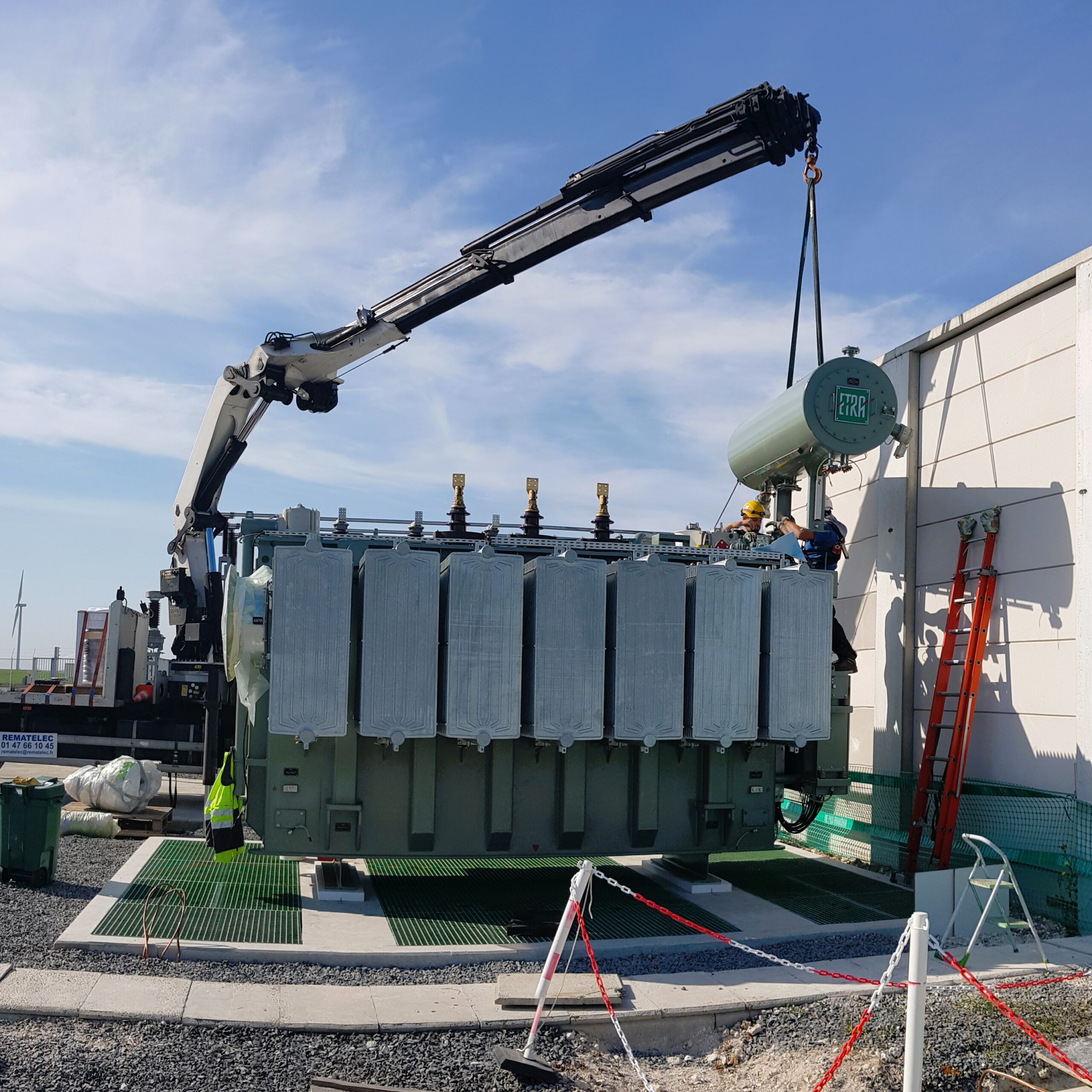 Installation des conservateurs d’huile sur le transformateur électrique à huile Kolektor ETRA SONEC SANERGRID