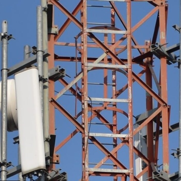 Torre di telecomunicazione arrugginita prima del rivestimento in Galvagrid PILONE