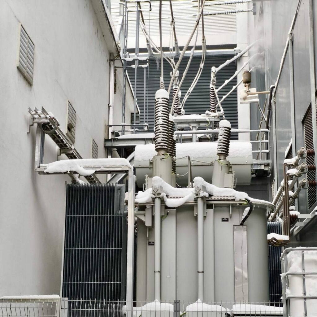 Transformateur en gros plan sous la neige lors la visite des équipes KESF