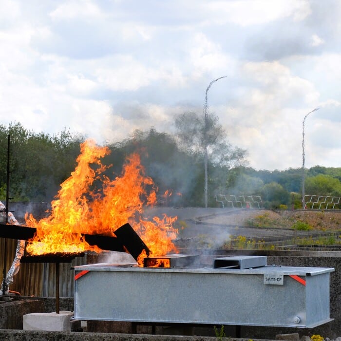 Extinguishing retention tank fire test ERT-F-W for fire risks involving dielectric oils. 