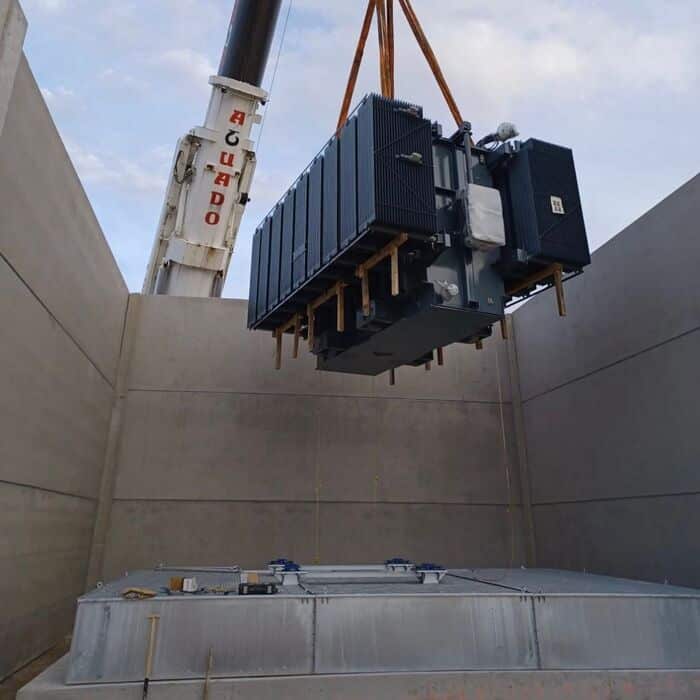 Instalación del transformador de potencia lleno de aceite en su caja con cubeto de retención modular.