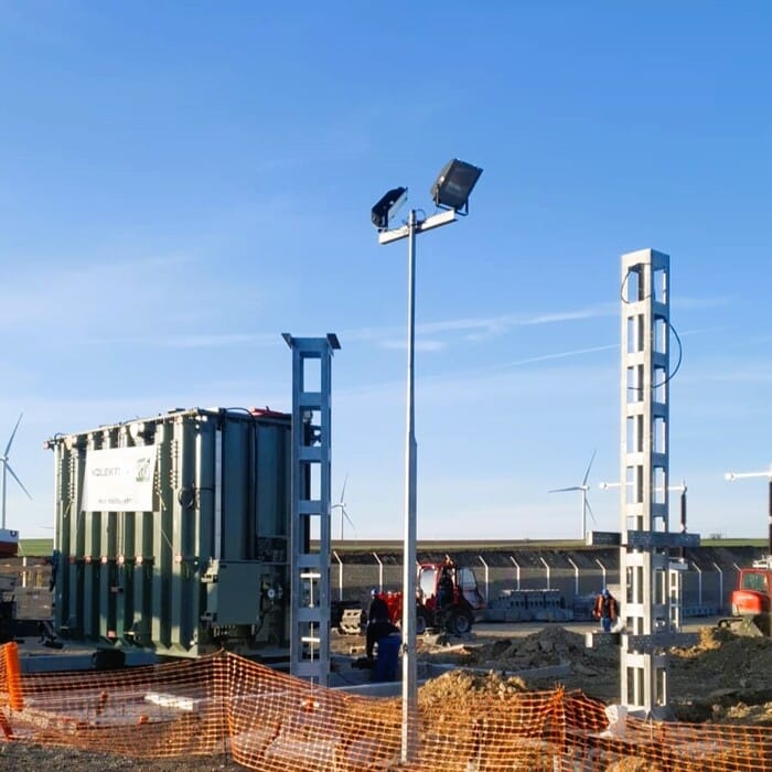 Instalación del transformador eléctrico Kolektor ETRA relleno de aceite en el foso de retención de la SNCF.