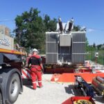 Instalación del transformador eléctrico SATELEC FAYAT SNCF en el depósito de contención de vertidos TRFLEX ECO+ para almacenamiento a largo plazo.