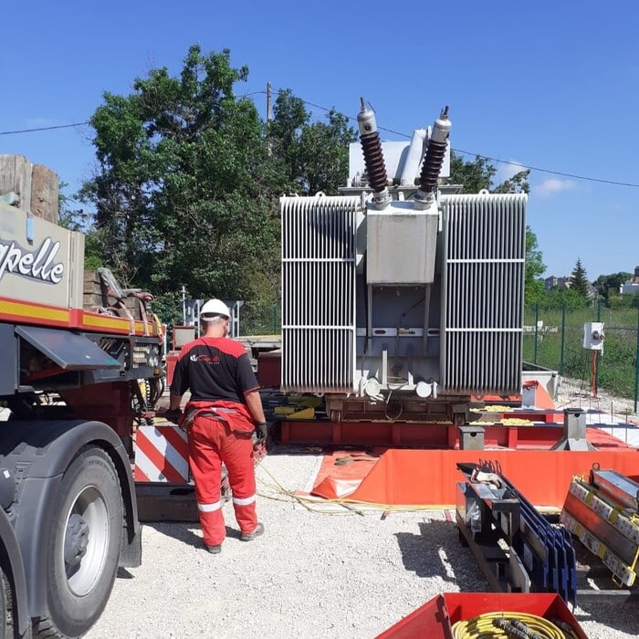 Installation du transformateur électrique SATELEC FAYAT SNCF dans le bac de rétention TRFLEX ECO+ pour stockage longue durée