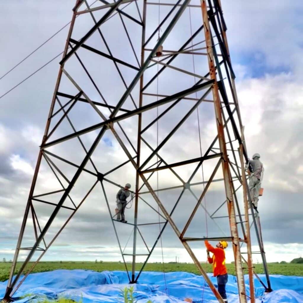 Anti-corrosion maintenance work on high-voltage pylons of the EDF RTE ENEDIS SANERGRID type