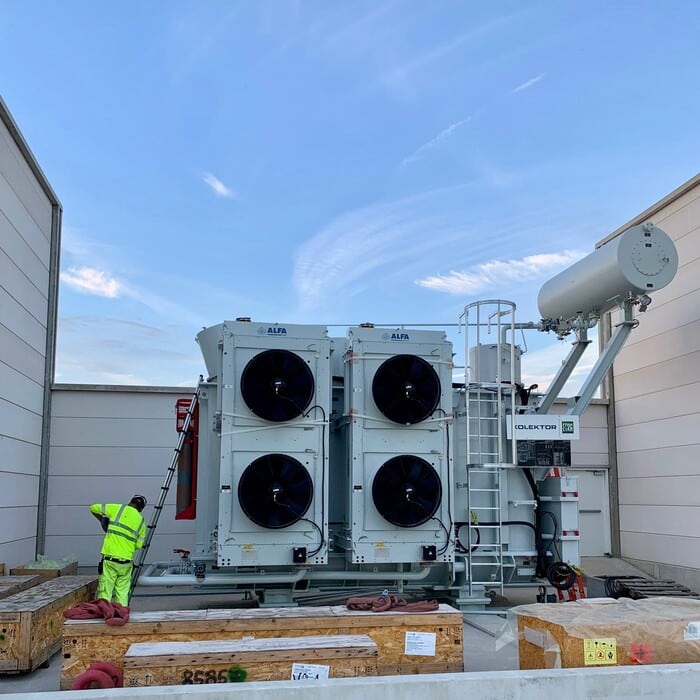 Instalación del sistema de refrigeración por aire y de las tuberías del transformador ETRA kolektor en Enedis