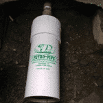 Filtraci&oacute;n de &eacute;steres naturales SPI PETRO PIPE PI616-FR3 SANERGRID montado sobre un foso de retenci&oacute;n de hormig&oacute;n