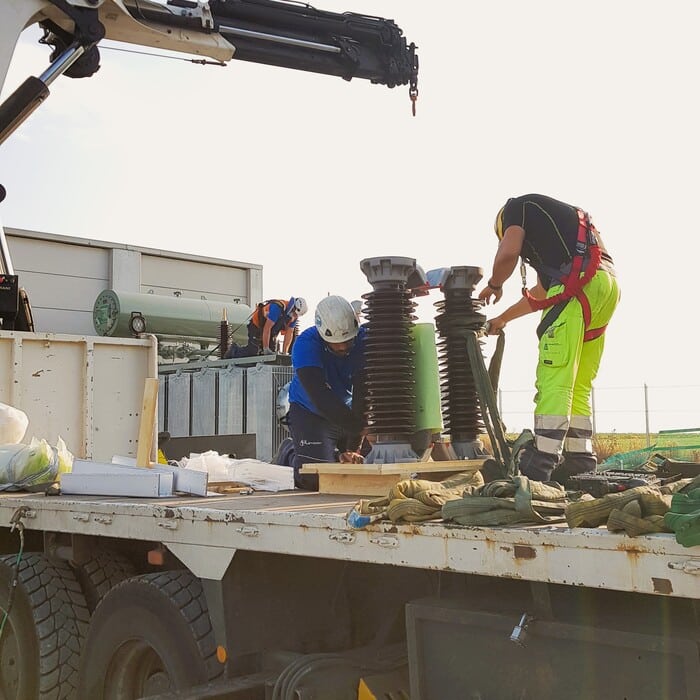 Installation of high voltage insulators for the Kolektor ETRA power transformer