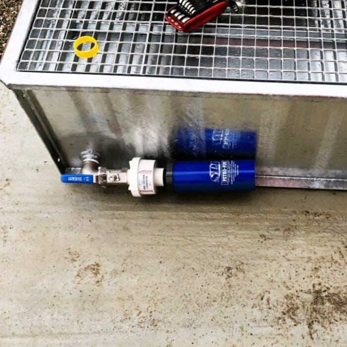 SPI PETRO-PIT-410 filtration kit mounted on a SANERGRID extinguishing retention tank for draining dielectric oils.