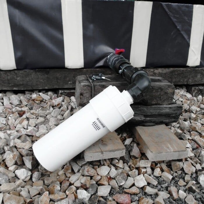 Filtre P-PIPE PI616-M2 monté avec vanne ¼ de tour sur bac de rétention flexible pour filtration des hydrocarbures types essence ou diesel, conformément à la loi sur l’eau