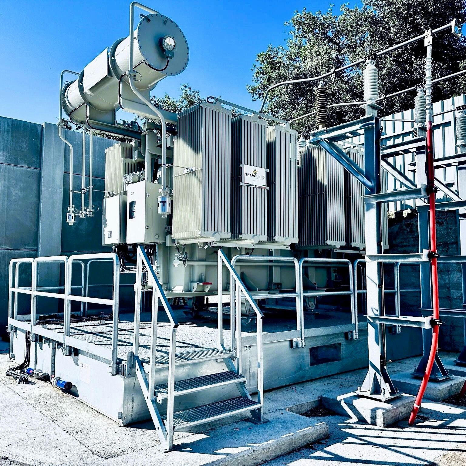 Bac rétention TRT H MODULO SANERGRID avec couverture anti feu EXTICOV équipée rambardes et escalier