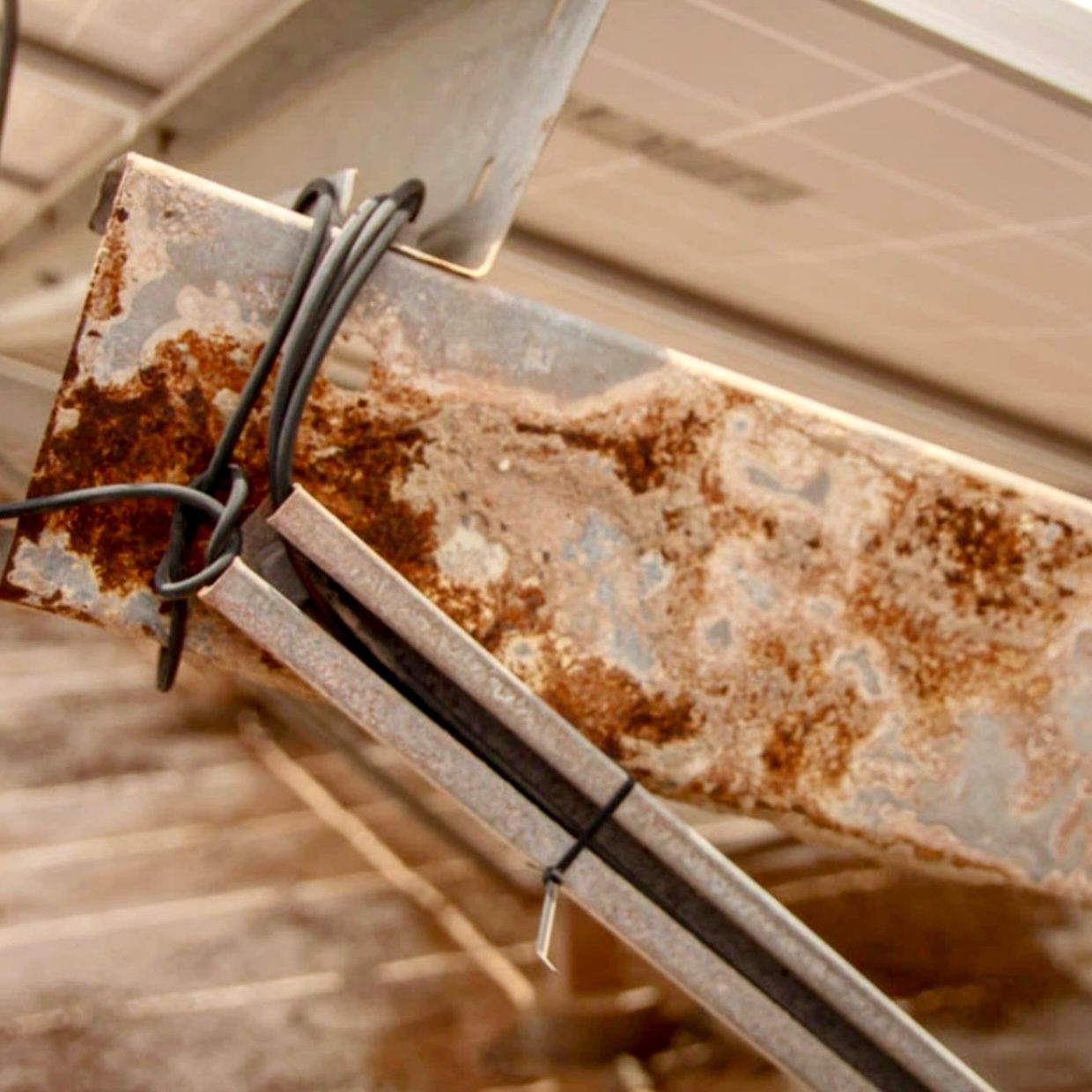 Zoom rouille sur structure photovoltaïque avant traitement galvanique ANODE RUST PRIMER SYNERDIS