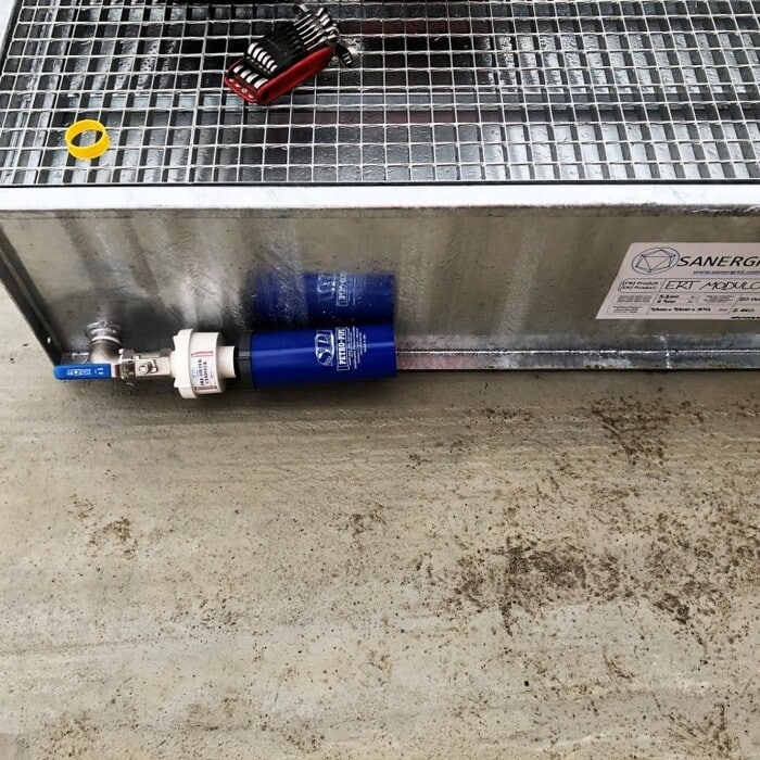Kit de filtración de aceite dieléctrico SPI PETRO-PIT-410 con prefiltro PFC-44 montado sobre cubeto de retención metálico SANERGRID