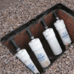 filtro P-PIPE PI616-M2 montato in parallelo su un serbatoio di ritenzione per la filtrazione di idrocarburi di benzina o diesel, portata 50L/min, in conformit&agrave; con la legislazione sulle acque.