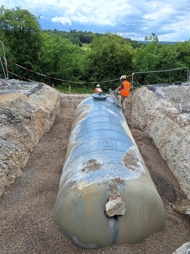 Remblai lors de la mise en terre d'une fosse DEPOSIT SANERGRID pour une mise en œuvre rapide sans aléas