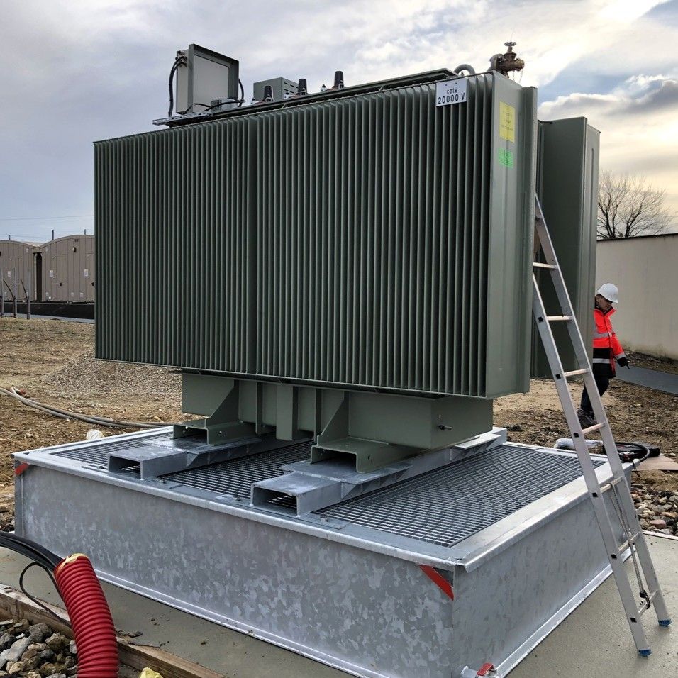 Transformateur équipé de son bac de retention anti feu en poutre fixe avec couverture anti feu et caillebottis SANERGRID