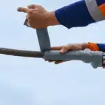 Pose d'un ruban isolant en silicone, autofusionnant pour la protection avifaune