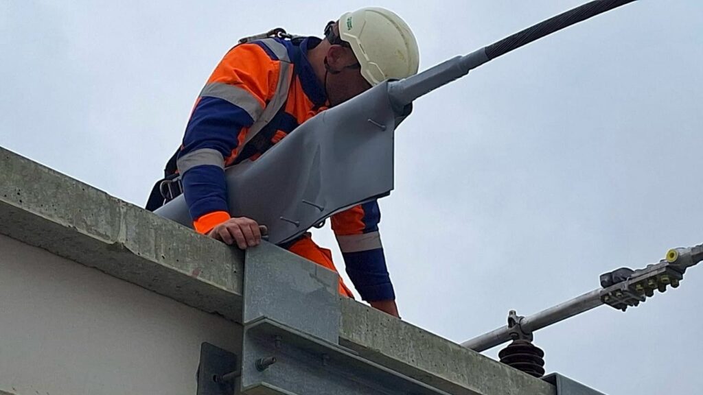 Adaptability of the custom MIDSUN SYNERDIS E Plate solution during installation by SONEC teams