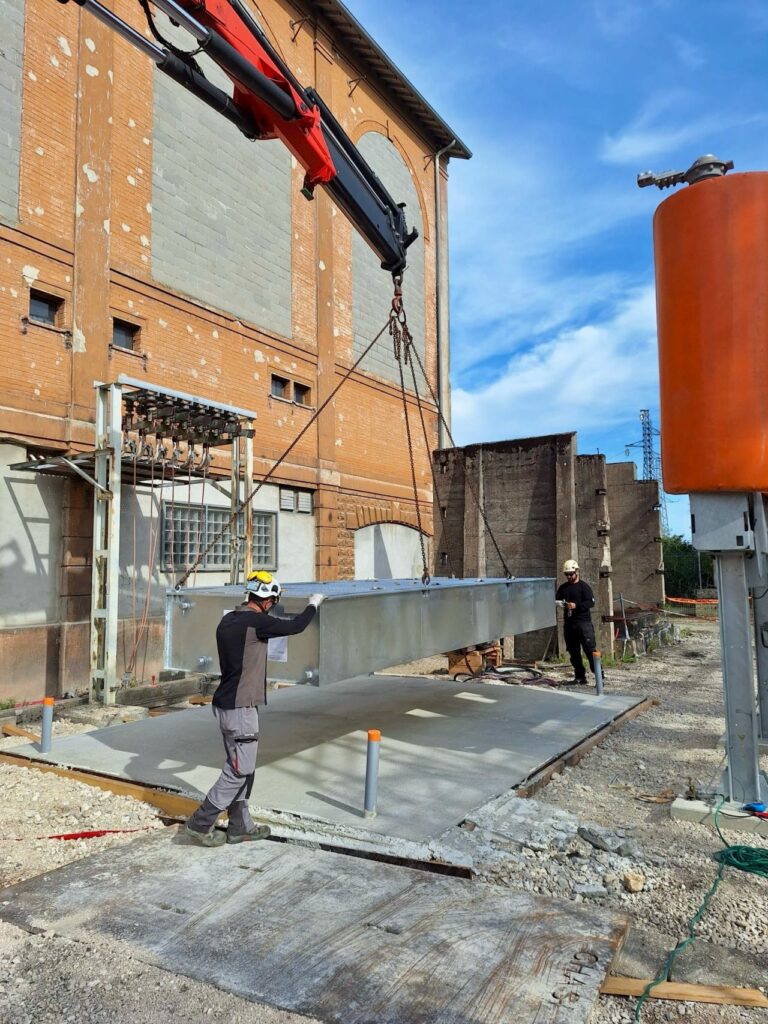 Colocación del primer tanque modular por el personal de SONEC sobre una plataforma limpia de hormigón