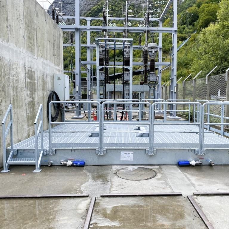Custom Modulo tank with Exticov LHD SANERGRID cover, railing, and staircase