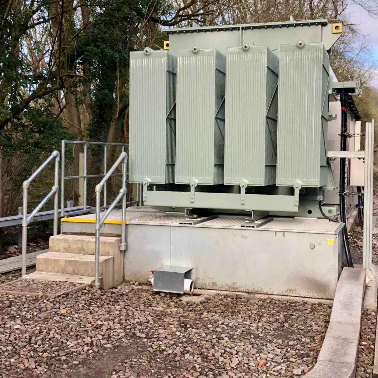 Fascia di contenimento antincendio SANERGRID TRT H con griglia EXTICOV e copertura PETROPIE SPI per l'acqua piovana