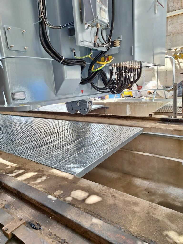 Fase di installazione della copertura tagliafuoco SANERGRID