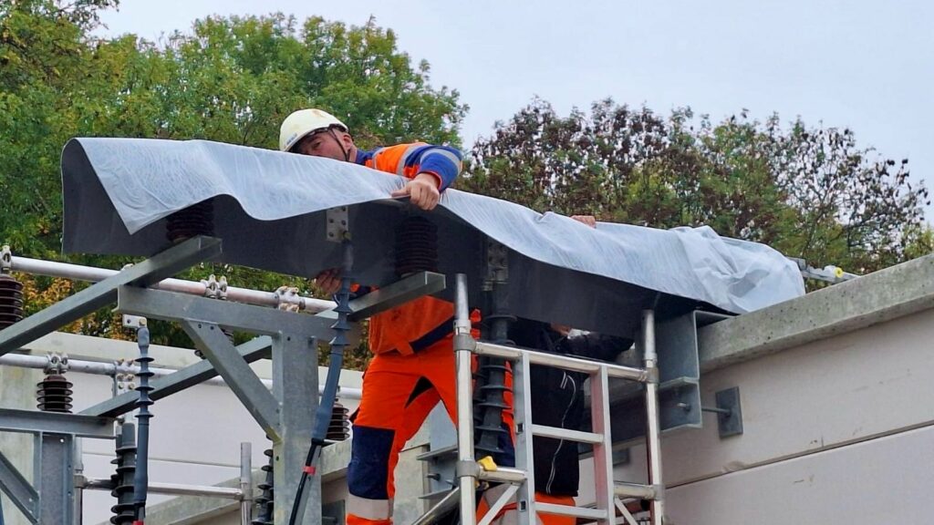 Focus on the adhesive-free and heat-free installation of MIDSUN SYNERDIS E Plates on ENEDIS busbars