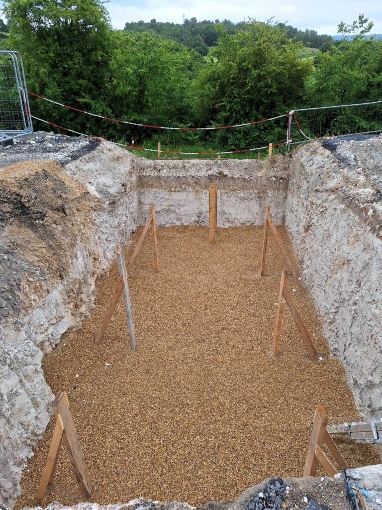 Ground preparation prior to the installation of a SANERGRID offset containment pit, without heavy civil engineering works