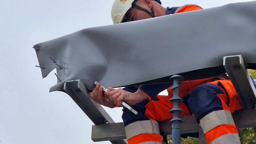 Installation of a MIDSUN SYNERDIS E Plate without heat, using a plier and clips