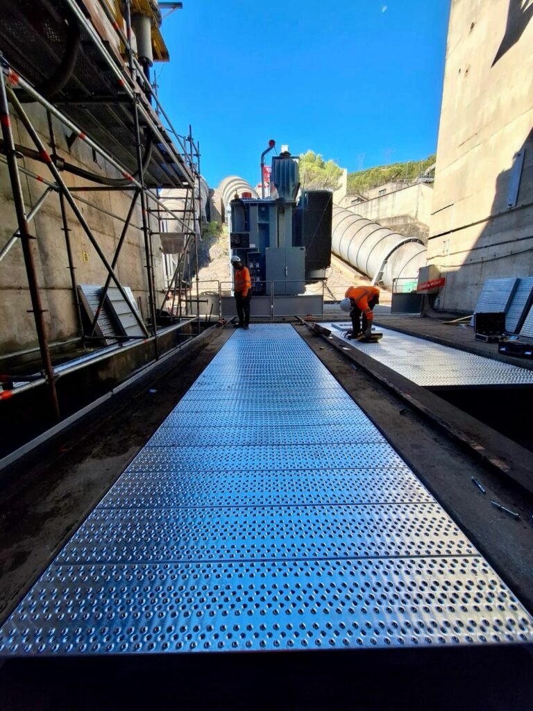 Installazione in corso delle griglie antiscivolo in ogni vasca da parte di SONEC