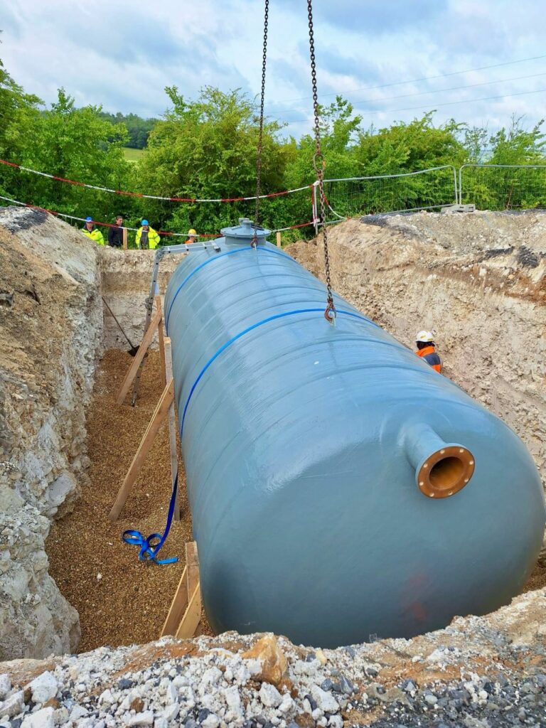 Installazione rapida di una fossa decentrata DEPOSIT in un cantiere Sanergrid con scavo del terreno e senza opere di ingegneria civile