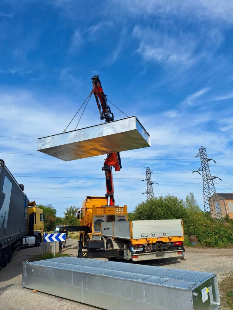 Livraison des modules préfabriquées ERT MODULO Sanergrid