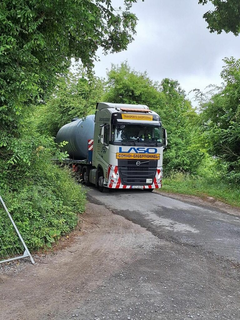 Llegada del transporte al sitio de la subestación con una fosa de contención offset SANERGRID para una instalación rápida