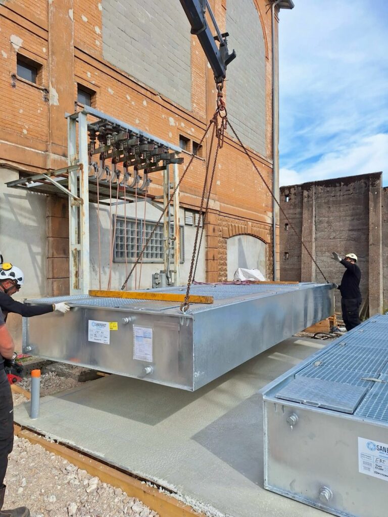 Mise en place et assemblage du second bac modulaire Sanergrid avec précision par la team Sonec