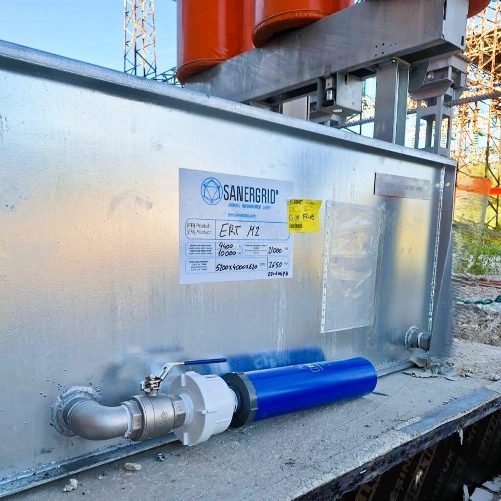 Primer plano de un kit PETRO-PIT 401 SPI que filtra hidrocarburos en la salida del tanque SANERGRID