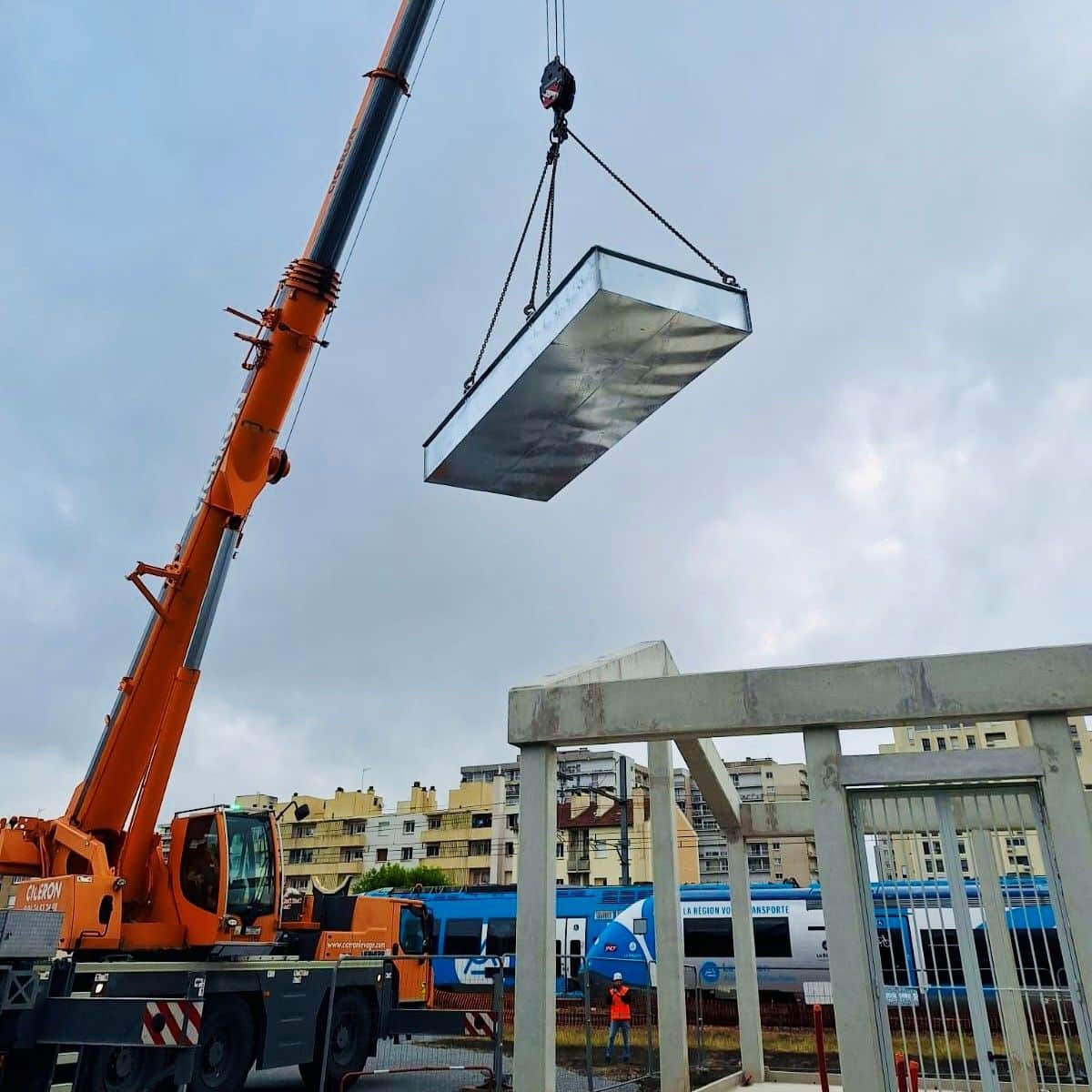Scarico sicuro del bacino tagliafuoco Sanergrid in loco con cabina e base in cemento
