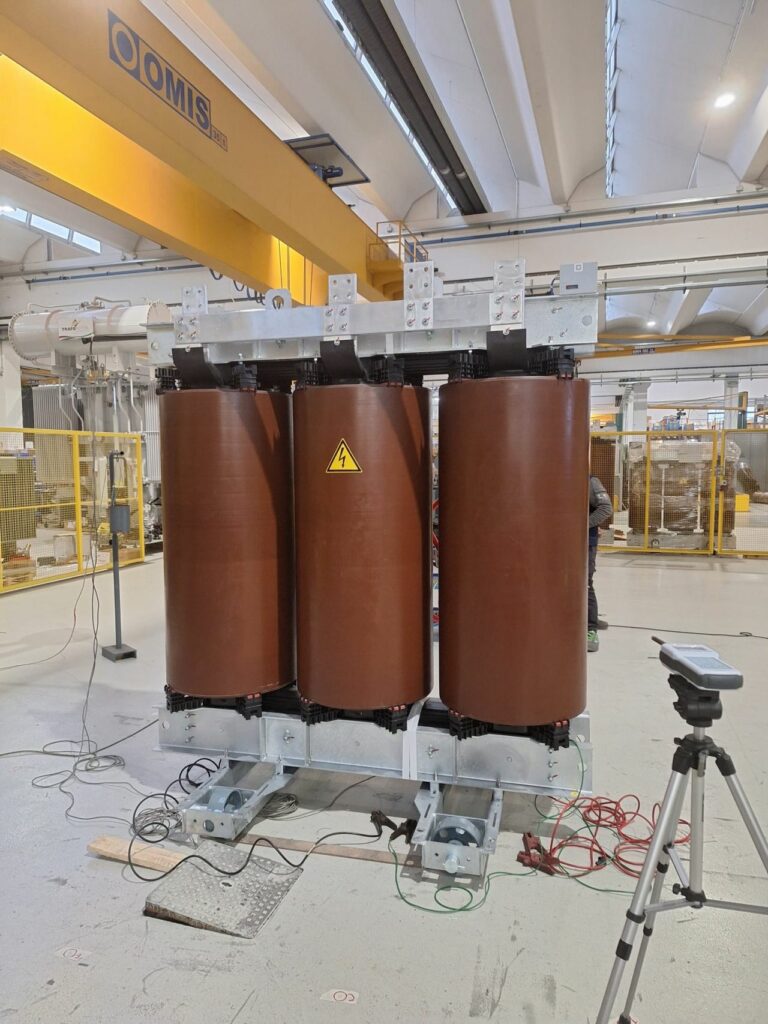Vista posteriore dei trasformatori a secco incapsulati Trafo Elettro, distribuiti da Synerdis
