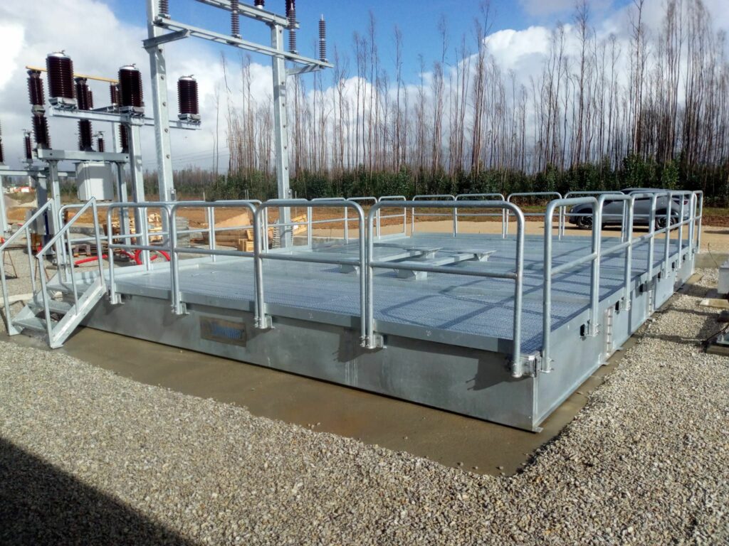 Zoom sur solution coupe feu avec escalier et rambarde de protection par Sanergrid sous transformateur de puissance