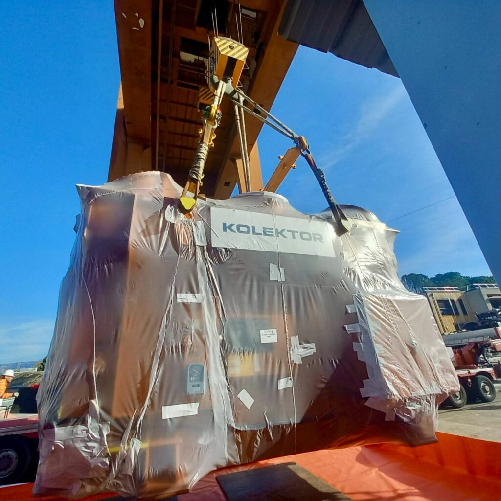 déchargement transformateur à huile sur chantier edf grace aux équipes kesf du groupe sanergrid
